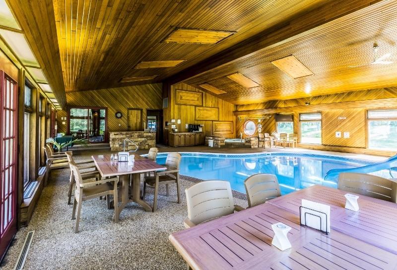 Rustlers Lodge Sundre Экстерьер фото
