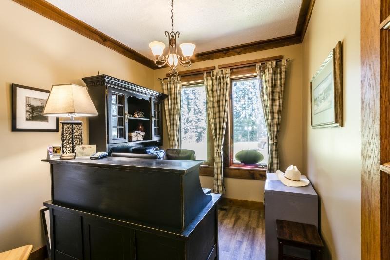 Rustlers Lodge Sundre Экстерьер фото