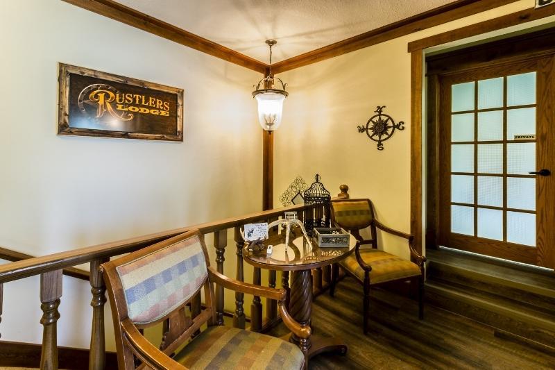 Rustlers Lodge Sundre Экстерьер фото