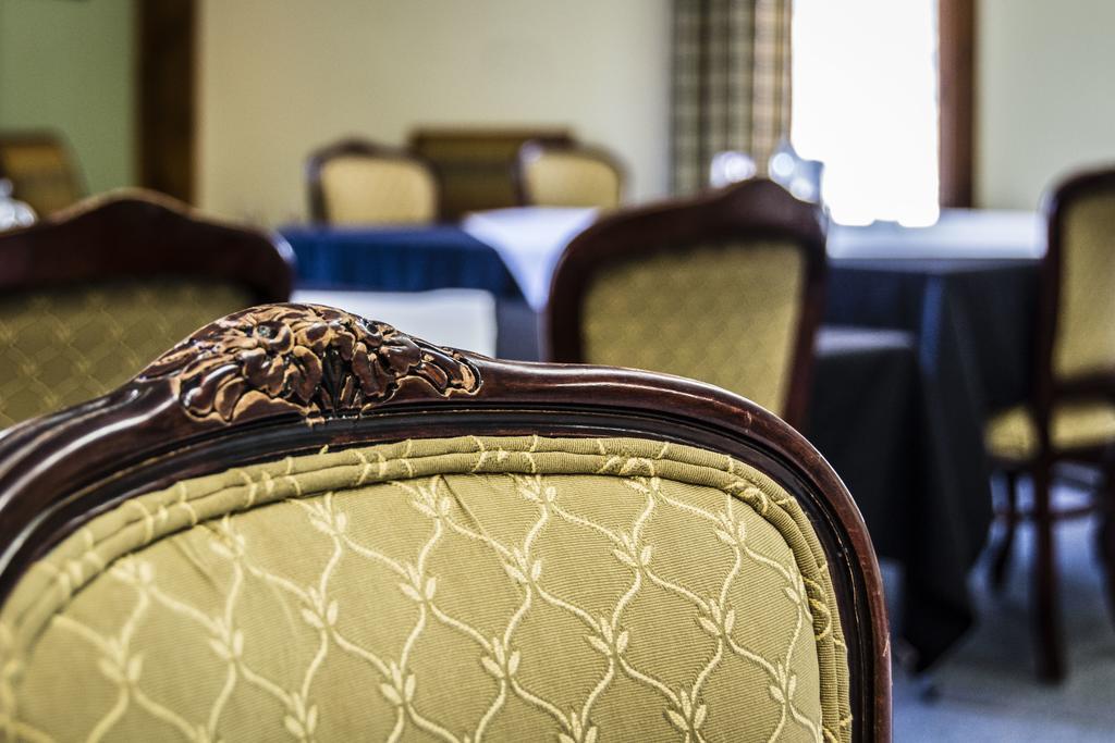 Rustlers Lodge Sundre Экстерьер фото