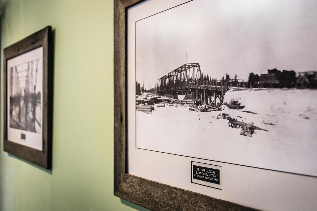 Rustlers Lodge Sundre Экстерьер фото