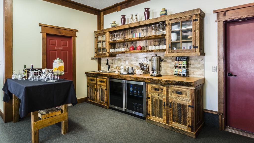 Rustlers Lodge Sundre Экстерьер фото