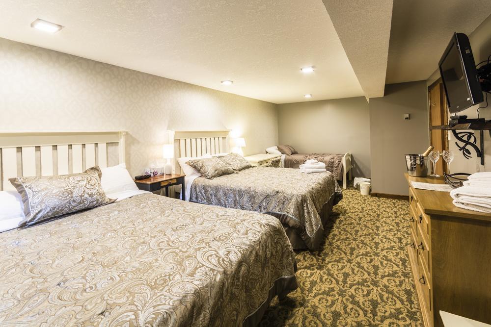 Rustlers Lodge Sundre Экстерьер фото