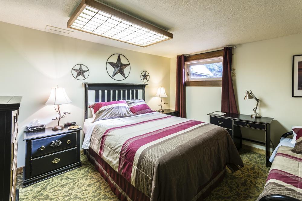 Rustlers Lodge Sundre Экстерьер фото