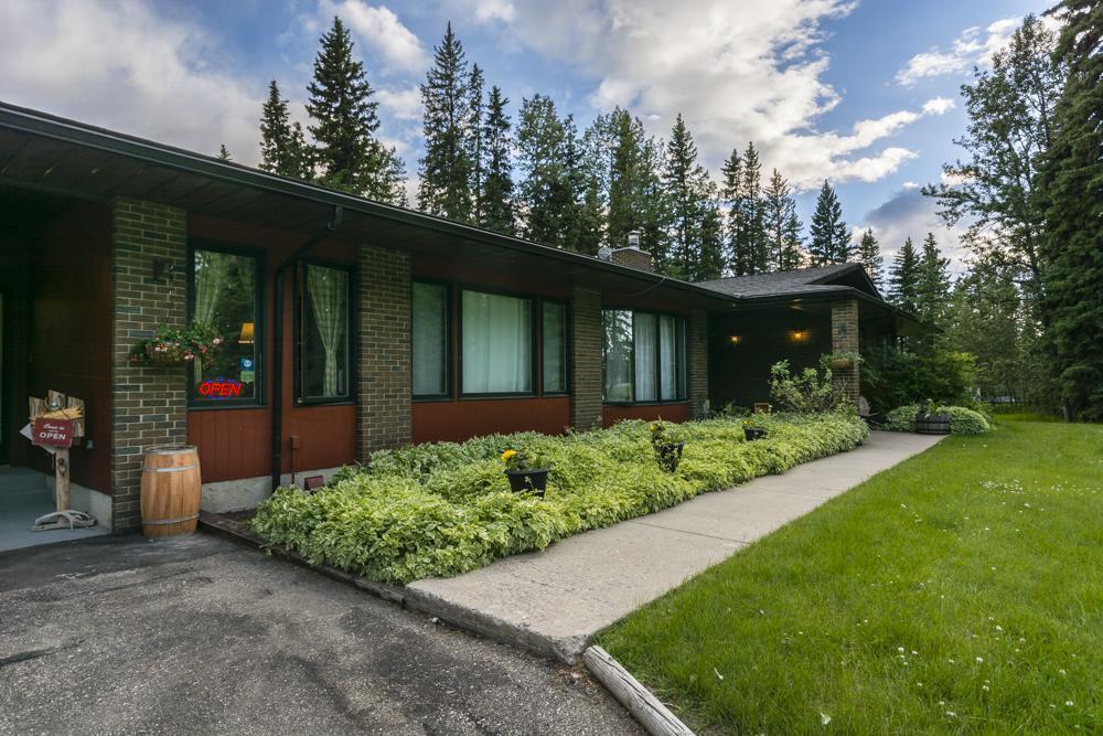 Rustlers Lodge Sundre Экстерьер фото