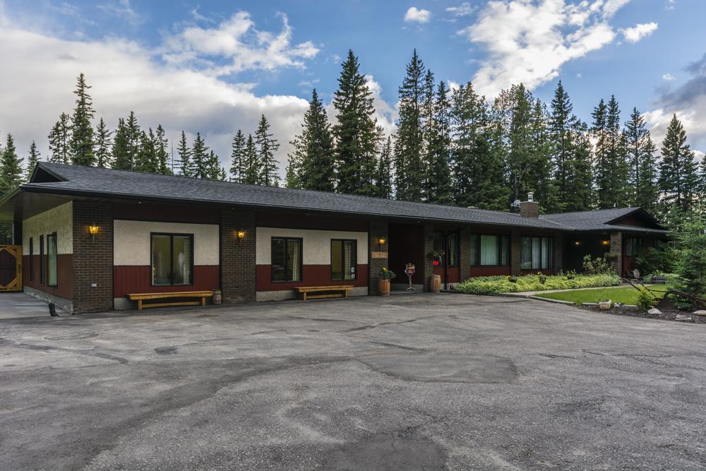 Rustlers Lodge Sundre Экстерьер фото
