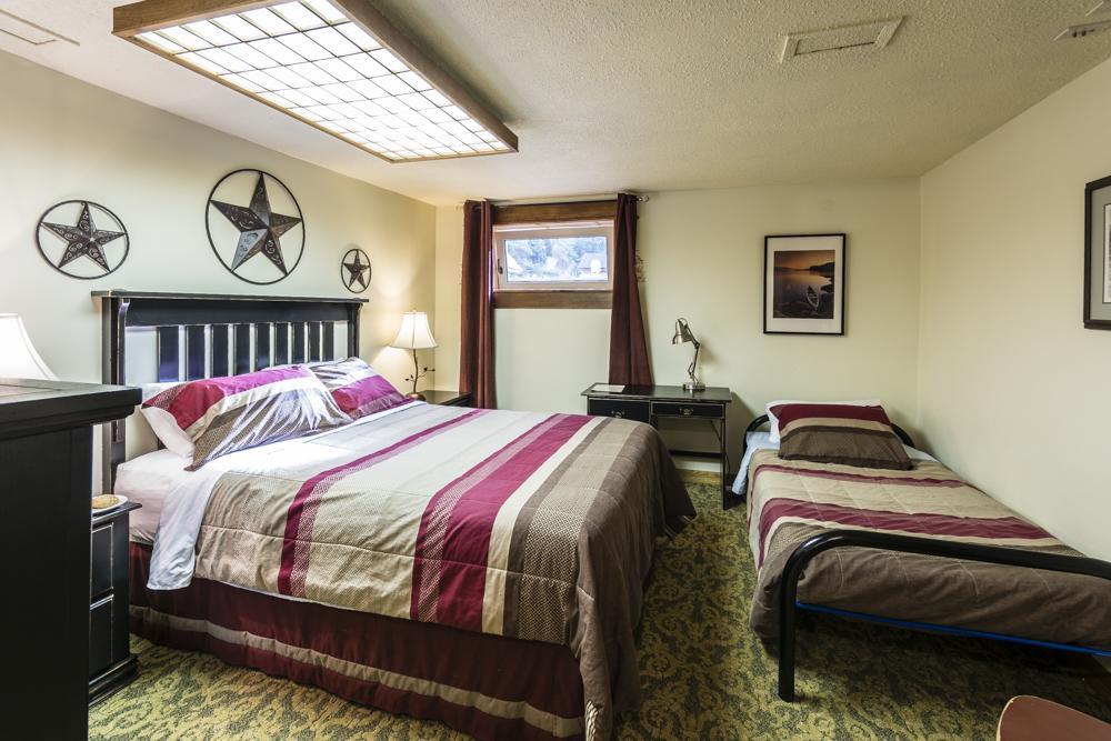 Rustlers Lodge Sundre Экстерьер фото